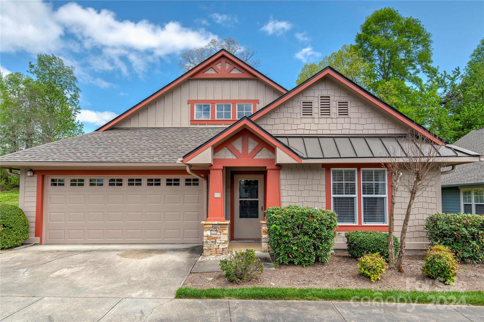 Gray Wolf Ln, Hendersonville, NC 28792