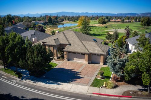 384 Robert Trent Jones Blvd, Eagle Point, OR, 97524-9012 | Card Image