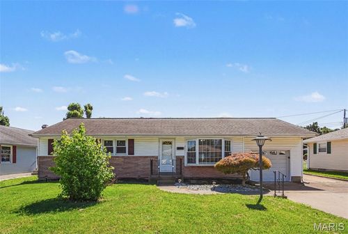 250 Monterey Dr, Florissant, MO, 63031-5331 | Card Image