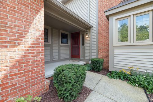 1025 Pinewood Ct, Brighton, MI, 48116-2425 | Card Image