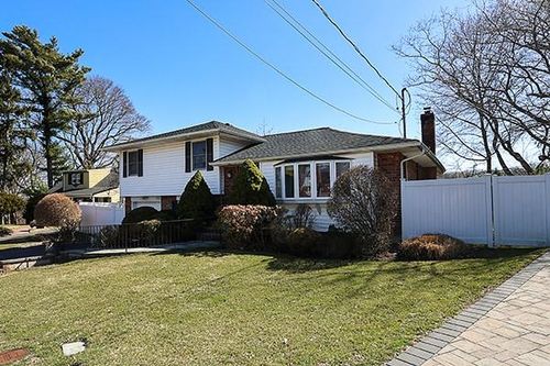 23 Hill Dr, Oyster Bay, NY, 11771-3604 | Card Image