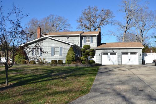27 Albright Rd, Coram, NY, 11727-3001 | Card Image