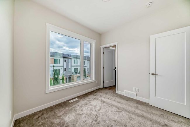214 Shawnee Square Sw, Townhouse with 2 bedrooms, 3 bathrooms and 3 parking in Calgary AB | Image 33