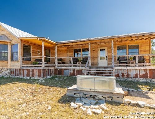 300 County Road 550, Rocksprings, TX, 78880-3433 | Card Image