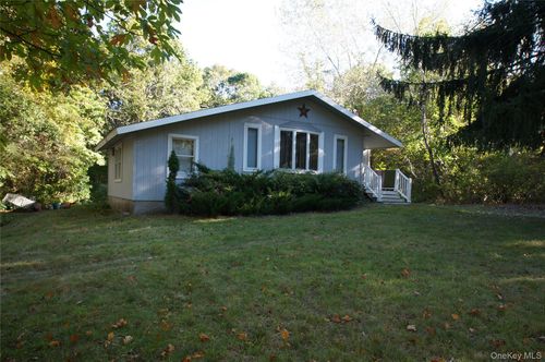 67 Old Country Rd, East Quogue, NY, 11942-3801 | Card Image