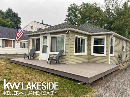 105 Wells St, Houghton Lake Heights, MI, 48630-5086 | Card Image