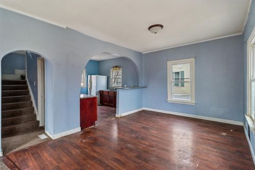 4220 Ne 10th St, Des Moines, IA, 50313-2938 | Card Image