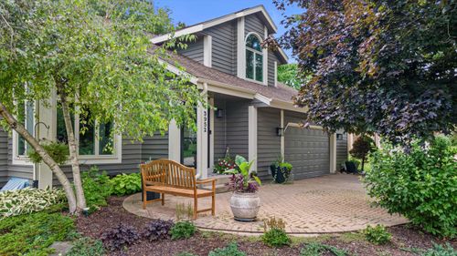 3952 S Victoria Cir, New Berlin, WI, 53151-6196 | Card Image