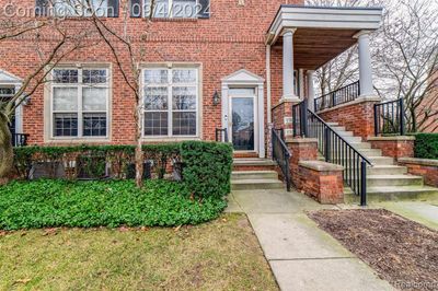 17026 Farmington Road, Condo with 2 bedrooms, 1 bathrooms and null parking in Livonia MI | Image 1