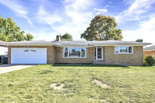 8305 Banner Ln, Parma, OH, 44129-6008 | Card Image