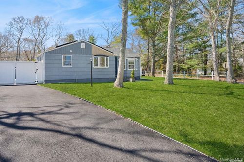 94 Bay Ave E, Hampton Bays, NY, 11946-2627 | Card Image