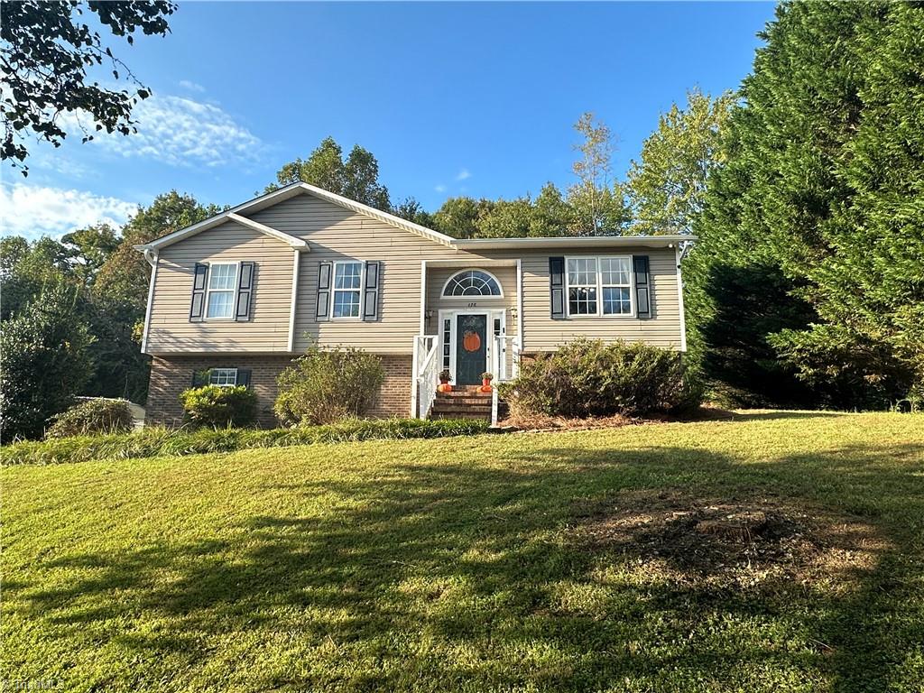 Huntington Ct, Pilot Mountain, NC 27041