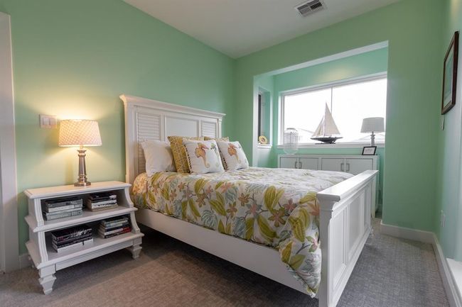 Guest bedroom - main floor | Image 16
