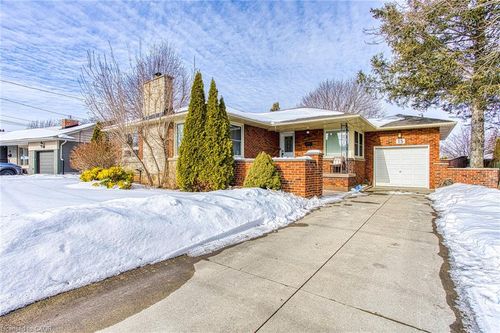 15 Passmore St, Stoney Creek, ON, L8G3J4 | Card Image