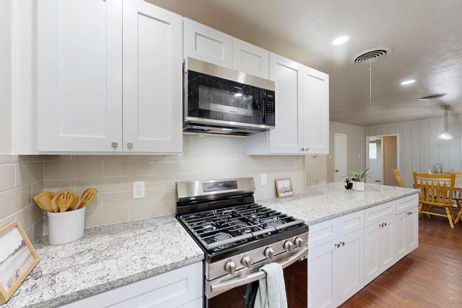 128 Se Gardens Blvd, House other with 3 bedrooms, 2 bathrooms and null parking in Burleson TX | Image 15