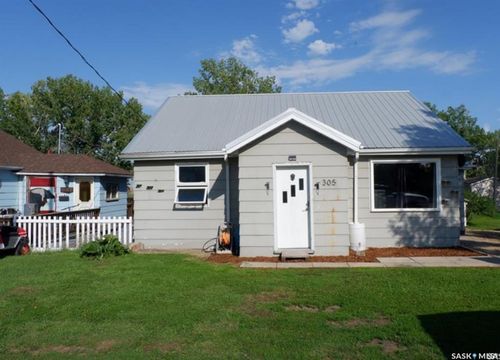 305 1st St E, Mossbank, SK, S0H0S0 | Card Image