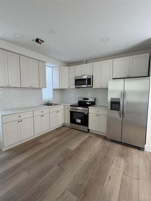 910 E 226th Street, New York, NY, 10466 | Card Image