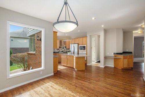 5641 Golf Pointe Dr, Clarkston, MI, 48348-5148 | Card Image