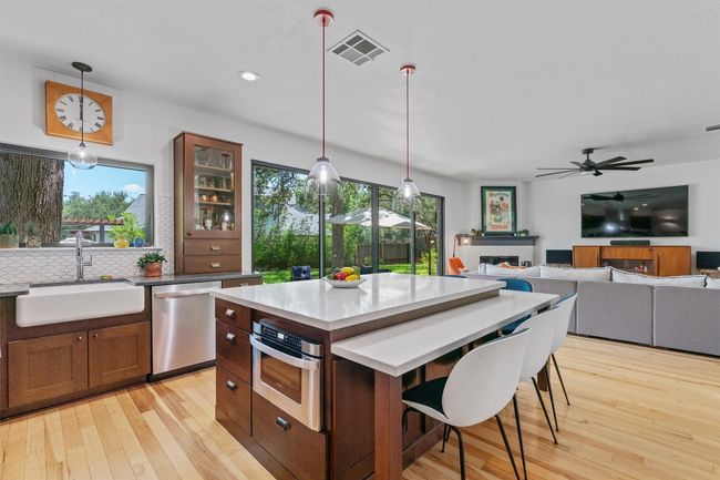 10933 Beachmont Ln, House other with 5 bedrooms, 3 bathrooms and 2 parking in Austin TX | Image 9