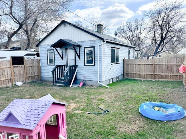 504 1 A Avenue E, Home with 2 bedrooms, 1 bathrooms and 2 parking in Brooks AB | Image 1