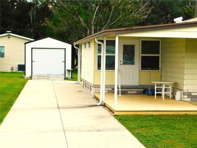 Side shed. Large enough for a small vehicle | Image 2