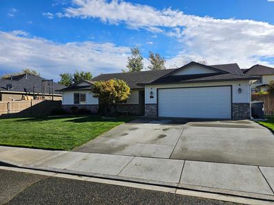 157 Erica Drive, Home with 3 bedrooms, 2 bathrooms and null parking in Richland WA | Image 1