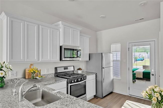 2011 Chartwell Dr, House attached with 3 bedrooms, 3 bathrooms and null parking in Newport News VA | Image 5