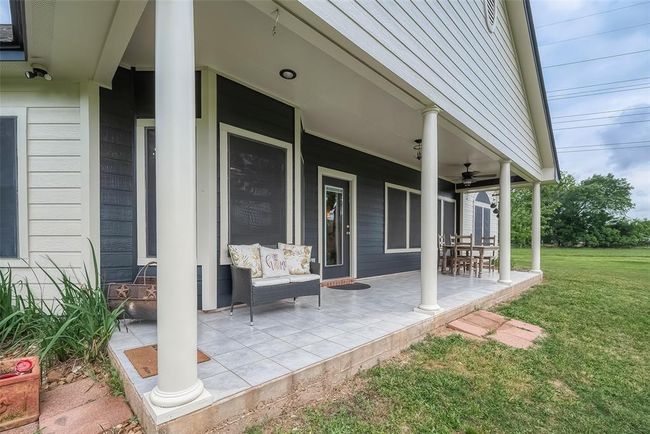 Big back patio | Image 33