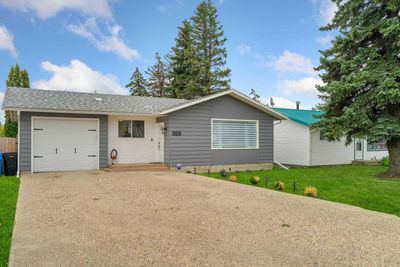 11421 107 Ave, House detached with 5 bedrooms, 4 bathrooms and 6 parking in Fairview AB | Image 2