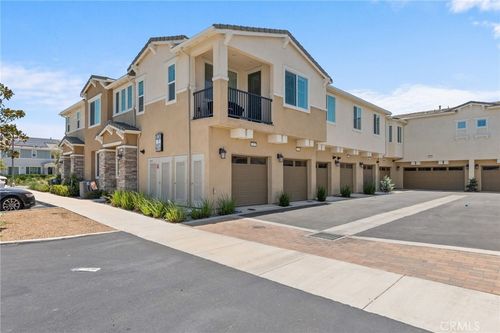 9-16571 Wyndham Ln, Fontana, CA, 92336-6140 | Card Image