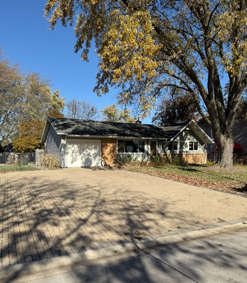 655 W Comstock Ave, Elmhurst, IL, 60126-1876 | Card Image