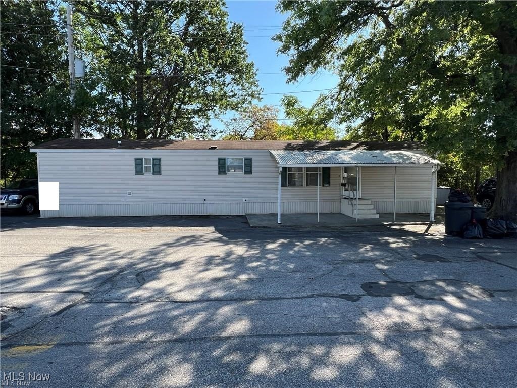 Russell Ln, Cleveland, OH 44144