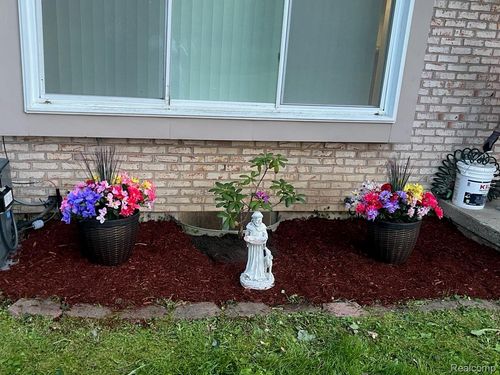 8315 Camelot Ct, Mount Morris, MI, 48458-8827 | Card Image