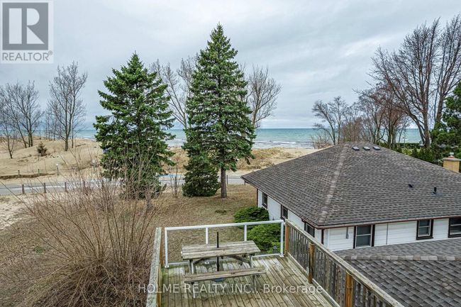 7401 Bond Rd, House other with 3 bedrooms, 2 bathrooms and 10 parking in Port Franks ON | Image 11