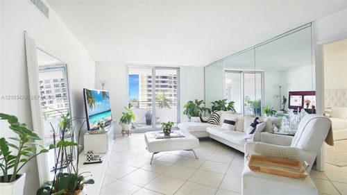 6t-5555 Collins Ave, Miami Beach, FL, 33140-2420 | Card Image