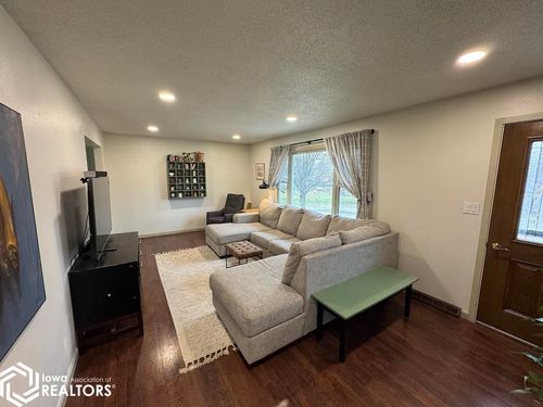 519 Livingston St, Creston, IA, 50801-3438 | Card Image