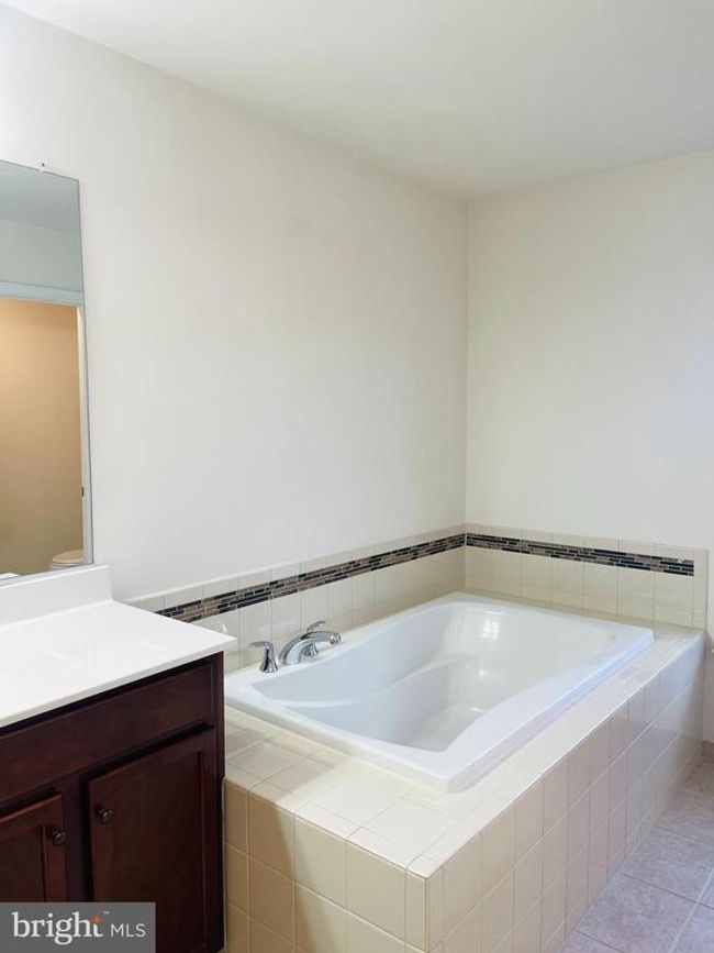 24456 Hawthorn Thicket Ter, Townhouse with 3 bedrooms, 4 bathrooms and null parking in STERLING VA | Image 16