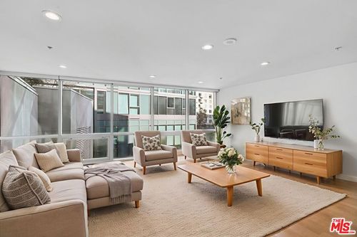 401-901 S Flower St, Los Angeles, CA, 90071-1801 | Card Image