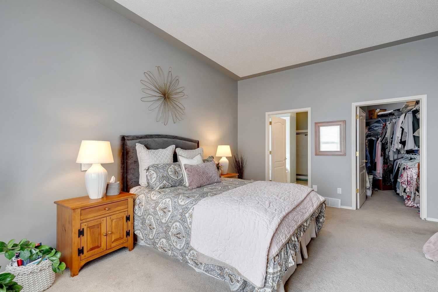 22 Mt Alberta Manor Se, Home with 4 bedrooms, 3 bathrooms and 4 parking in Calgary AB | Image 18