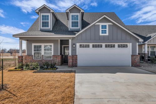 413 Travis Dr, McGregor, TX, 76657-1026 | Card Image