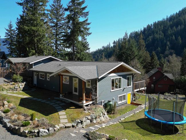 945 Rivendell Drive, Home with 3 bedrooms, 2 bathrooms and 2 parking in Bowen Island BC | Image 23