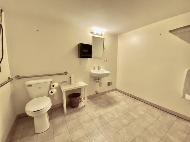 Lower level bath | Image 21