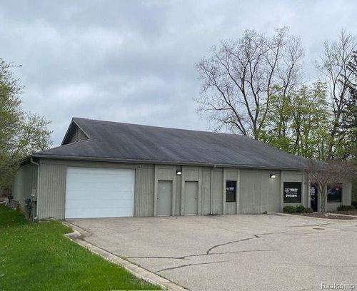 3374 S Center Rd, Burton, MI, 48519-1958 | Card Image