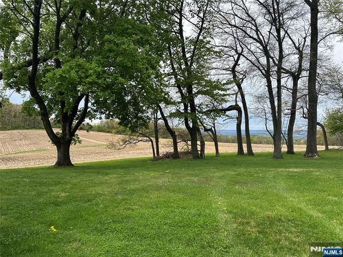 5 Decker Rd, Phillipsburg, NJ, 08865-8307 | Card Image