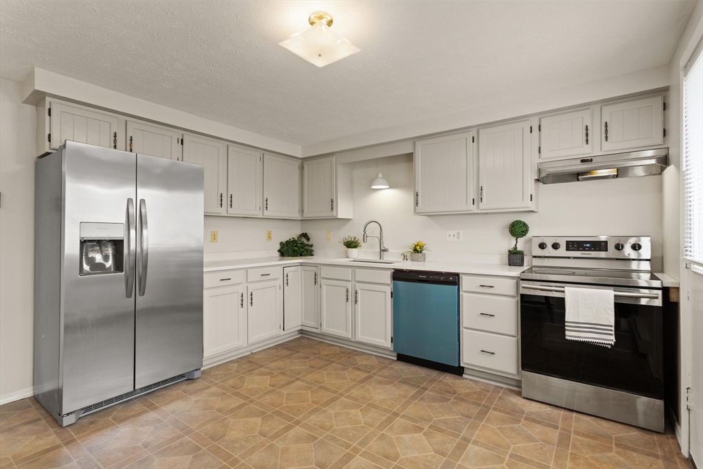 Swan Ave, Worcester, MA 01602