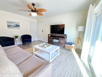 911 S Colonial Court, Condo with 2 bedrooms, 1 bathrooms and null parking in Indian Harbour Beach FL | Image 3