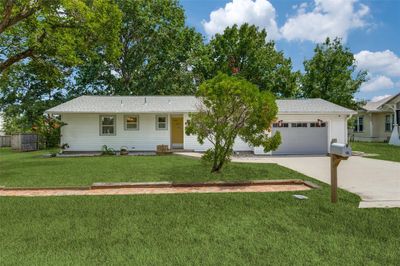 106 W Duke Street, House other with 3 bedrooms, 1 bathrooms and null parking in Howe TX | Image 2