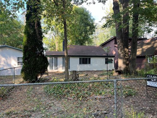 365 Grove St, Whitmore Lake, MI, 48189-9575 | Card Image