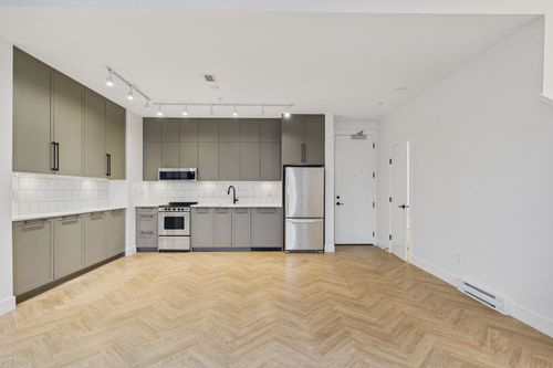 1f-13933 105 Blvd, Surrey, BC, V3T0R6 | Card Image