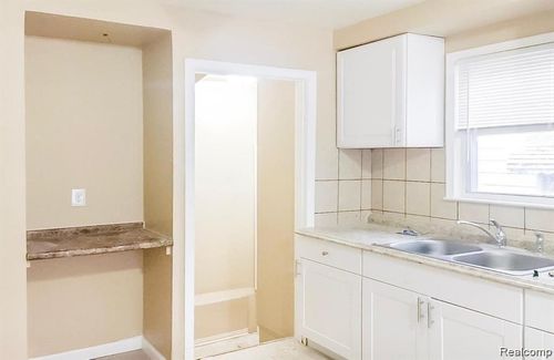 8690 Fielding St, Detroit, MI, 48228-2852 | Card Image